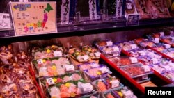 香港一家超市海鲜柜台摆放的日本进口海产品。(2023年7月12日)