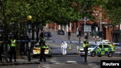 Petugas forensik polisi bekerja di lokasi yang ditutup dengan pita polisi, menyusul insiden besar di pusat Kota Nottingham, Nottingham, Inggris, 13 Juni 2023. (Foto: REUTERS/Carl Recine)