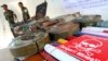 Anggota militer Kamboja berdiri di dekat berbagai jenis ranjau darat dan roket yang dipamerkan di Provinsi Kampong Speu, 27 November 2011. (Foto: Reuters)
