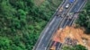Tim penyelamat bekerja di lokasi bagian jalan yang runtuh di Jalan Tol Meizhou-Dabu di Meizhou, Provinsi Guangdong, China selatan, Rabu, 1 Mei 2024. (Kantor Berita Xinhua via AP)