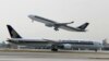 Sebuah pesawat Airbus A330-300 milik Singapore Airlines lepas landas di belakang pesawat Boeing 787-10 Dreamliner milik Singapore Airlines di Bandara Changi, Singapura, 28 Maret 2018. (Foto: Edgar Su/Reuters)