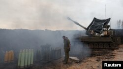 Un soldado israelí junto a una unidad móvil de artillería, cerca de la frontera entre Israel y Líbano, en el norte de Israel, el 15 de enero de 2024.