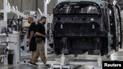 FILE - Suasana kerja di jalur perakitan Zoox, kendaraan 'self-driving' milik Amazon, di pabrik perusahaan tersebut di Fremont, California, AS, 19 Juli 2022. (REUTERS/Carlos Barria)