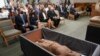 Beberapa barang antik Kamboja yang ditemukan oleh Kantor Kejaksaan Amerika Serikat dipajang saat konferensi pers di New York, Senin, 8 Agustus 2022. (Foto: AP)