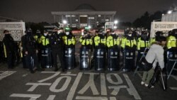 韩国戒严军封锁国会本厅大门,在大门前设置路障。