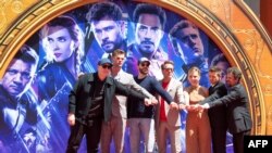 (Dari kiri ke kanan) Presiden Marvel Studios/Produser Kevin Feige, aktor Chris Hemsworth, Chris Evans, Robert Downey Jr., Scarlett Johansson, Mark Ruffalo dan Jeremy Renner menghadiri acara di TCL Chinese Theatre IMAX Forecourt, Selasa, 23 April 2019.