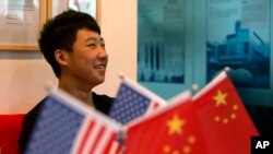 一名中国学生坐在北京一家教育机构大堂里